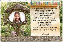 Die Einladung zur Konfirmation mit deinem Foto in einem von Ästen umgebenen Naturrahmen. Daneben befindet sich dein Text auf einer Schriftrolle.
