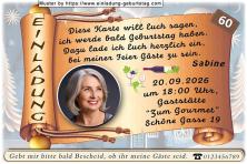 Die Einladung zum Geburtstag mit Ihrem Foto rund ausgeschnitten und in eine Schriftrolle eingesetzt, auf der sich Ihr Einladungstext befindet.