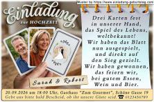 Die Hochzeitseinladung mit 2 Ihrer Fotos auf Spielkarten in einer Hand
