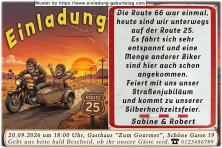 Die lustige Einladungskarte zur Silberhochzeit mit dem Paar auf einem Motorrad unterwegs auf der Route 25
