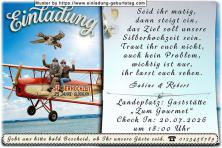 Die lustige Einladungskarte zur Silberhochzeit mit dem Paar auf einem Flugzeug