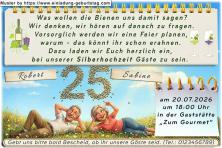 Die lustige Einladungskarte zur Silberhochzeit mit dem Paar auf einer Wiese und den Bienen, die die Zahl 25 bilden
