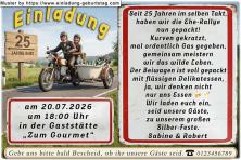 Die lustige Einladungskarte zur Silberhochzeit mit dem Paar auf einem witzigen Motorrad