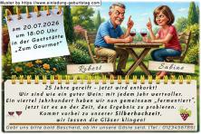 Die lustige Einladungskarte zur Silberhochzeit mit dem Paar am Gartentisch mit Weingläsern