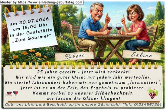 Die lustige Einladungskarte zur Silberhochzeit mit dem Paar am Gartentisch mit Weingläsern