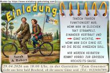 lustige Hochzeitseinladung mit witzigem änderbaren Text mit dem Paar auf einem Tandem