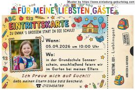 Die Einladung zur Einschulung mit dem Foto des Kindes auf einer Eintrittskarte für die Gäste. Das Foto wird links in das Ticket eingesetzt.