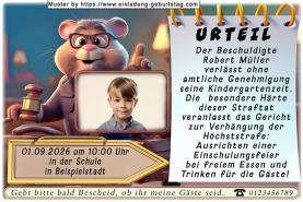 Die Einladung zur Einschulung mit dem Foto des Kindes gehalten von einem lustigen Richter. Strafe: Ausrichten einer Einschulungsfeier.