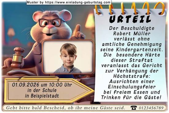 Die Einladung zur Einschulung mit dem Foto des Kindes gehalten von einem lustigen Richter. Strafe: Ausrichten einer Einschulungsfeier.