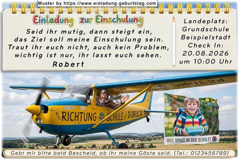Die Einladung zur Einschulung mit dem Foto des Kindes in einem Banner, das ein Flugzeug zieht. Der Pilot ist unterwegs Richtung Schule.