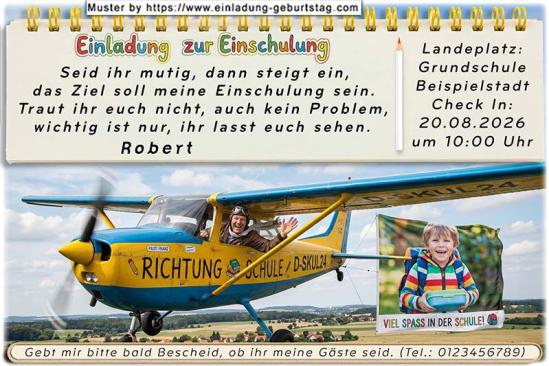 Die Einladung zur Einschulung mit dem Foto des Kindes in einem Banner, das ein Flugzeug zieht. Der Pilot ist unterwegs Richtung Schule.