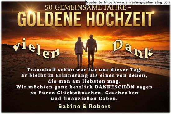 Die Danksagung zur Goldenen Hochzeit - Ein Ehepaar spaziert am Strand vor einem romantischen rot/gelben Sonnenuntergang. 50 gemeinsame Jahre.