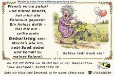 Die lustige Einladung zum Geburtstag - die lustige Frau mit dem Rollator hat sichtlich Spaß. Das Alter ist nicht so wichtig.
