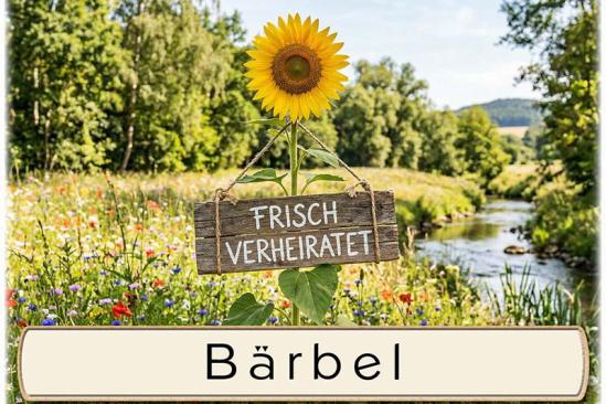 Die Tischkarte zur Hochzeitsfeier – die Sonnenblume mit dem Holzschild frisch verheiratet – mit eingedrucktem Namen des Gastes