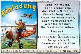 Die ausgefallene Einladung zur Einschulung - ein Kind sitzt auf einem Propellerflugzeug und fliegt Richtung Schule. Es fordert seine Gäste zum Einsteigen auf.